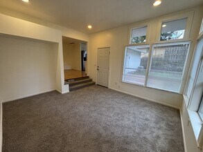 3215 SW Doschdale Dr in Portland, OR - Building Photo - Building Photo