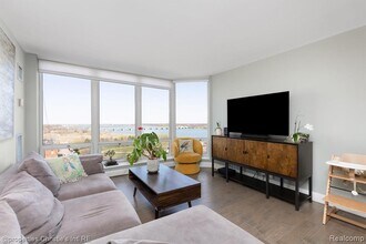 250 E Harbortown Dr in Detroit, MI - Building Photo - Building Photo