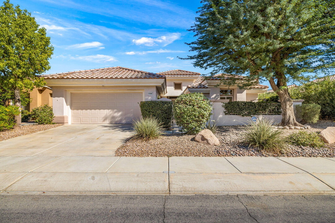 37468 Westridge Ave in Palm Desert, CA - Foto de edificio