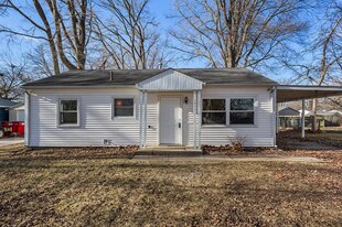 1902 Meadow Dr in Champaign, IL - Building Photo