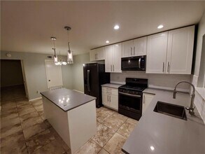 1410 Bellmar Dr in Round Rock, TX - Foto de edificio - Building Photo