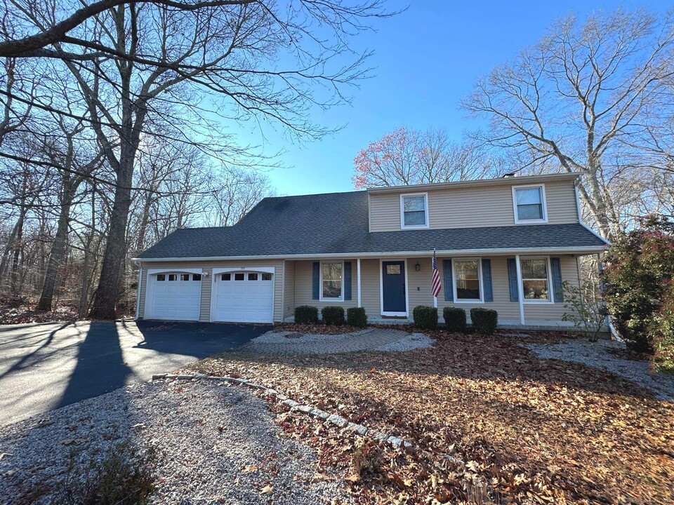 757 Long Cove Rd in Ledyard, CT - Building Photo