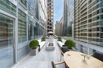 20 W 53rd St in New York, NY - Building Photo - Building Photo