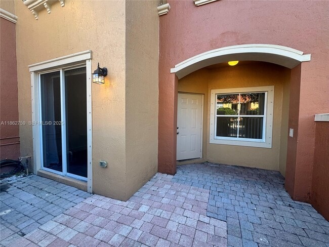 property at 5004 S Harbor Isles Dr