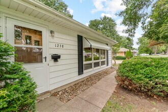 1238 S Hill Dr in Waterloo, IA - Building Photo - Building Photo