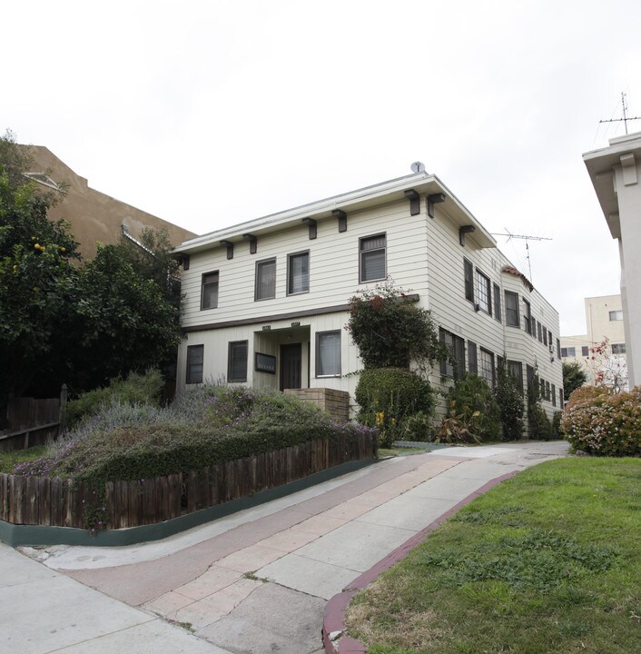 5977 Franklin Ave in Los Angeles, CA - Building Photo
