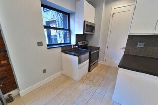 438 W 52nd St, Unit 1A in New York, NY - Building Photo