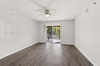 5520 NW 61st St in Coconut Creek, FL - Foto de edificio - Building Photo