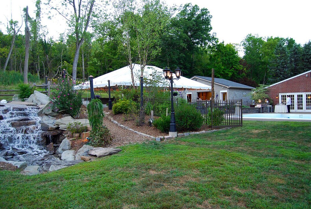 927 Hulton Rd in Verona, PA - Building Photo