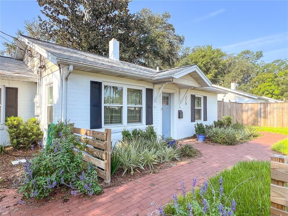 215 NW 16th Ave in Gainesville, FL - Building Photo