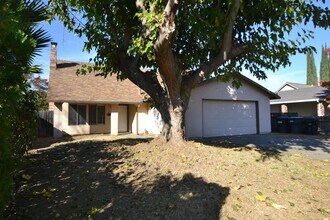 9017 Trujillo Way in Sacramento, CA - Foto de edificio - Building Photo