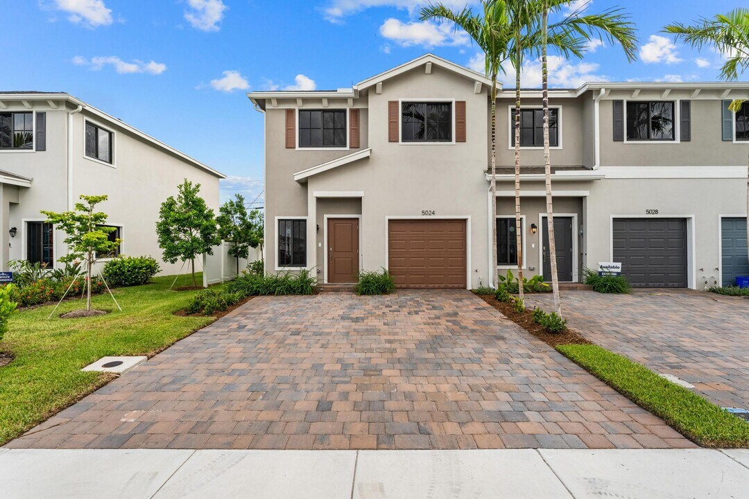 5024 Elderberry St in Haverhill, FL - Building Photo