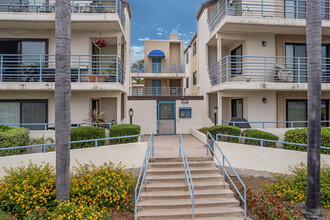 2050 Pacific Beach Dr in San Diego, CA - Building Photo - Building Photo