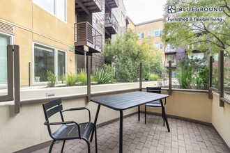 555 San Antonio Rd, Unit FL2-ID279 in Mountain View, CA - Foto de edificio - Building Photo