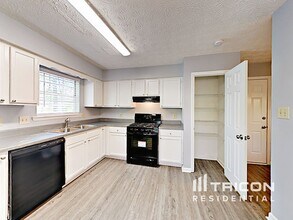 536 Woodstone Rd in Lithonia, GA - Foto de edificio - Building Photo