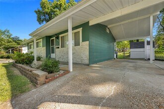 1975 Yaqui Dr in Florissant, MO - Building Photo - Building Photo