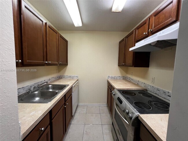 2822 NW 55th Ave in Lauderhill, FL - Building Photo - Building Photo