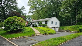 37 Ferncliff Rd in Morris Plains, NJ - Building Photo