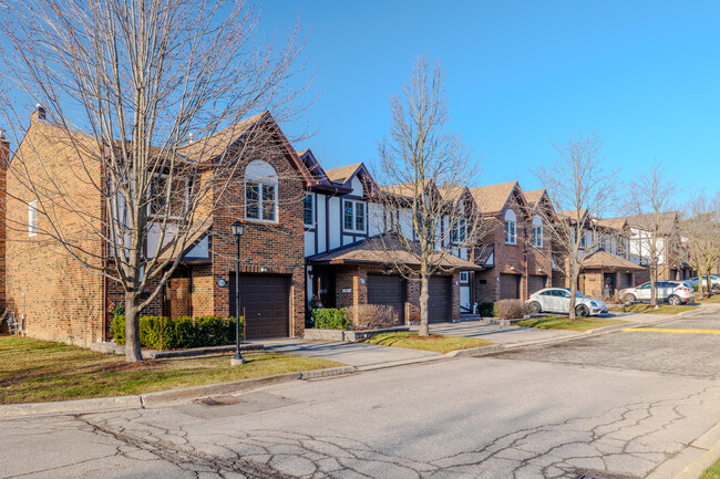 1951 Rathburn Rd E in Mississauga, ON - Building Photo - Building Photo