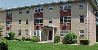 2 Radio Ave in Secaucus, NJ - Building Photo