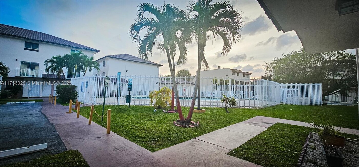 950 SW 104th Ct in Miami, FL - Foto de edificio
