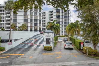 The Towers in Miami, FL - Foto de edificio - Building Photo