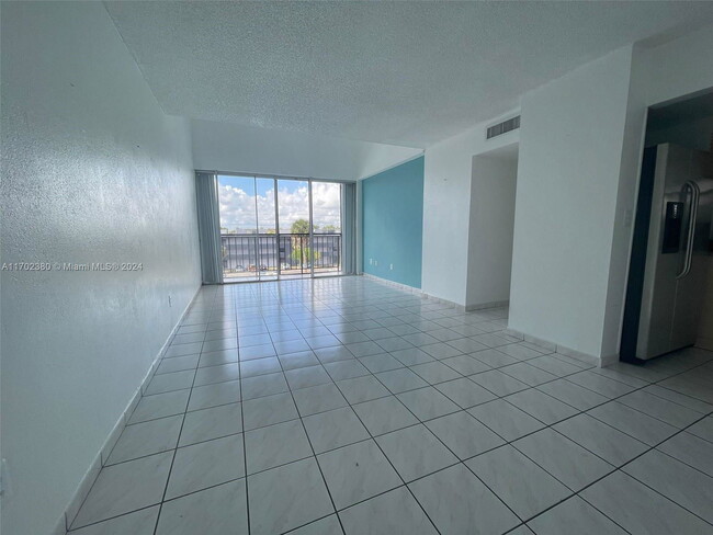 8821 W Flagler St in Miami, FL - Building Photo - Building Photo