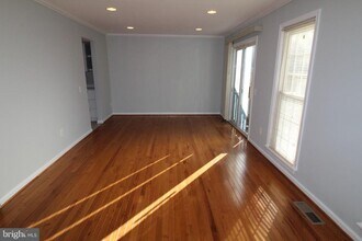 10089 Bunker Woods Ct in Burke, VA - Building Photo - Building Photo