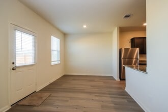 5902 Sapphire Lagoon Rd in Mont Belvieu, TX - Foto de edificio - Building Photo