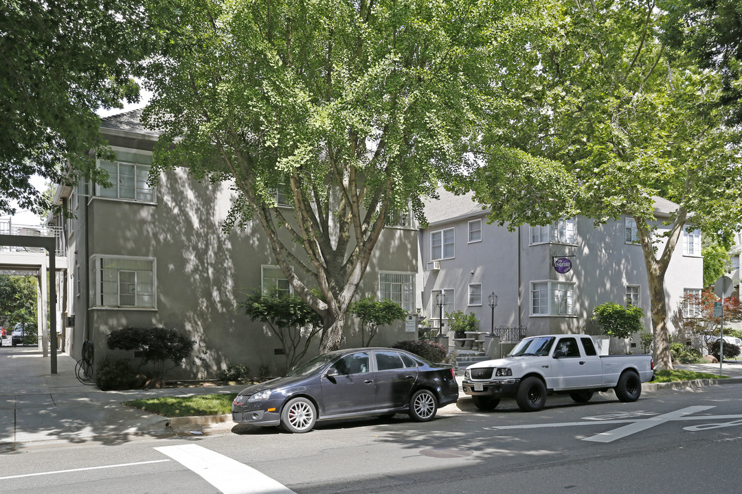 The Esquire in Sacramento, CA - Foto de edificio