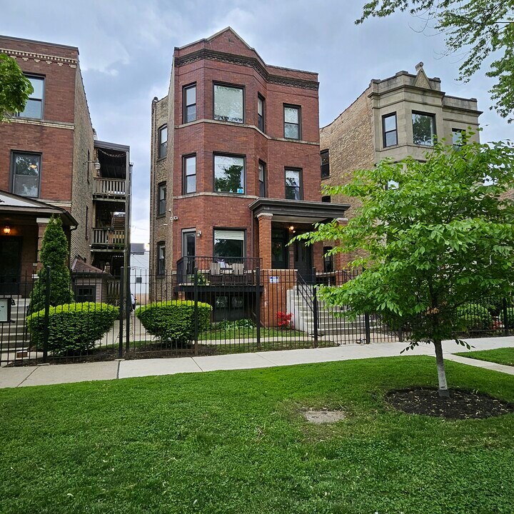 3257 W Palmer St in Chicago, IL - Building Photo