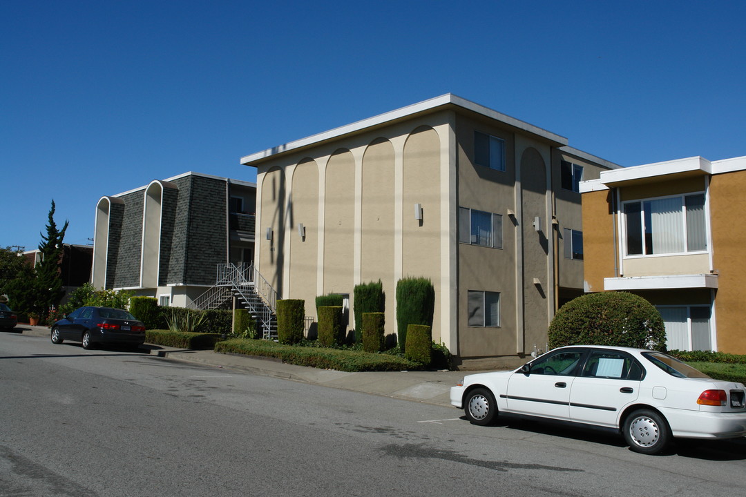 416 Richmond Dr in Millbrae, CA - Foto de edificio