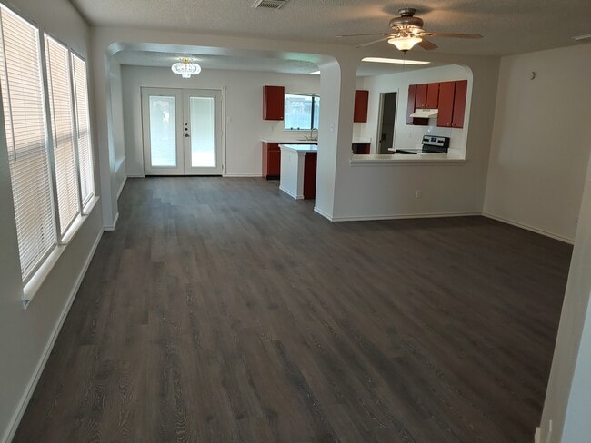 6466 Beech Trail Dr in Converse, TX - Foto de edificio - Building Photo