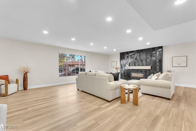 2868 Vista Del Sol Ave