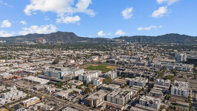 11124 Burbank Blvd in Los Angeles, CA - Building Photo - Building Photo