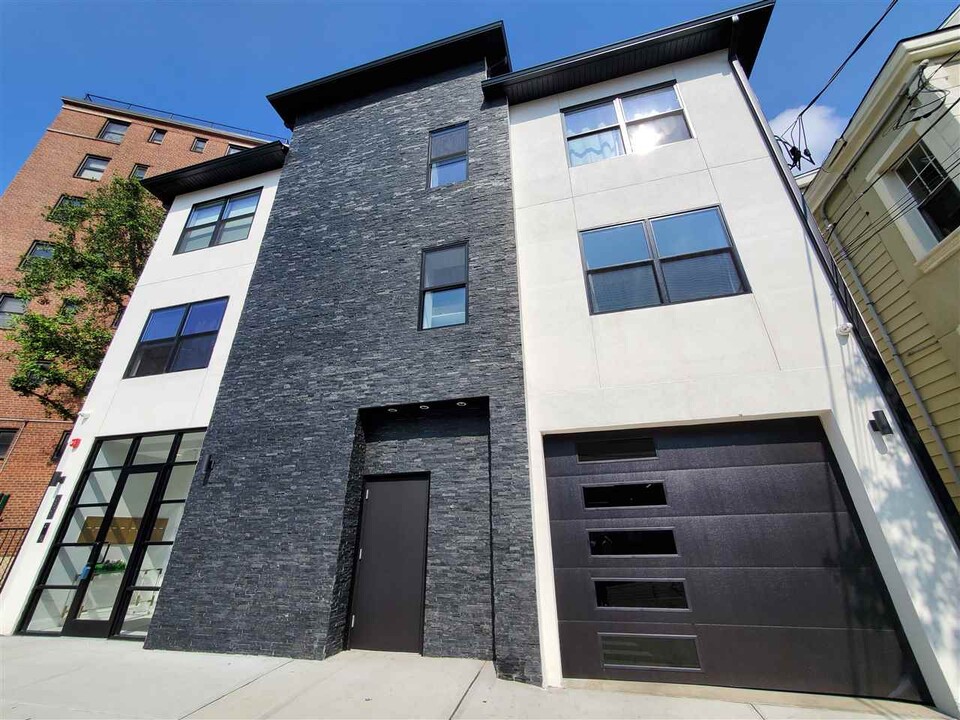 6809 Palisade Ave-Unit -305 in Guttenberg, NJ - Foto de edificio