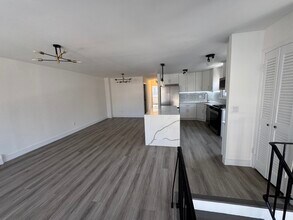 15704 17th Rd in Whitestone, NY - Foto de edificio - Building Photo