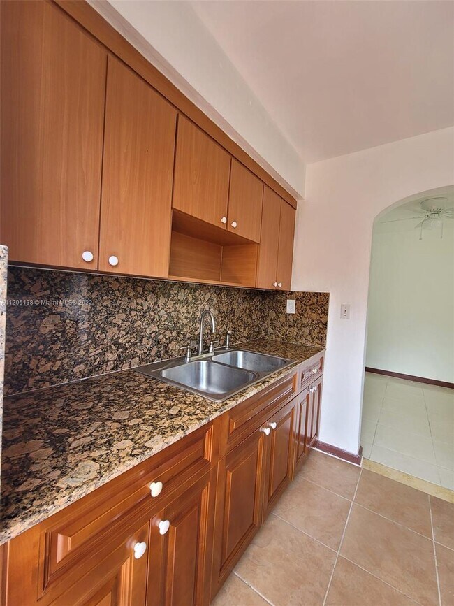 1429 NE 147th St-Unit -. in Miami, FL - Building Photo - Building Photo