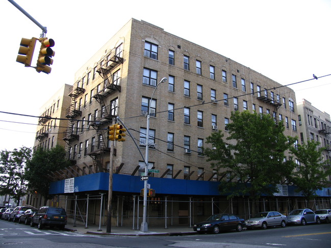 1252 W Farms Rd in Bronx, NY - Building Photo - Building Photo