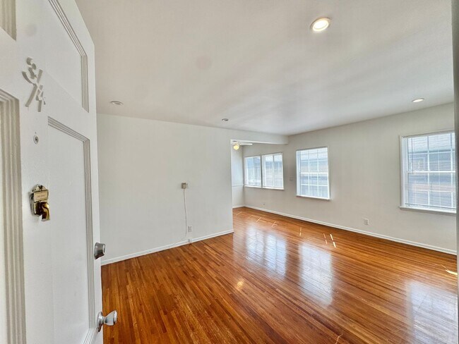 CG in Los Angeles, CA - Foto de edificio - Building Photo