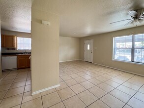 120 Ramon Cardenas Dr, Unit A in Del Rio, TX - Foto de edificio - Building Photo