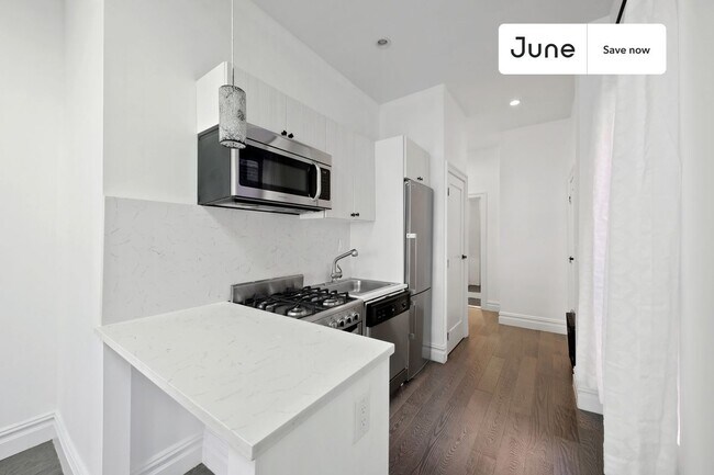 824 9th Ave in New York, NY - Building Photo - Building Photo