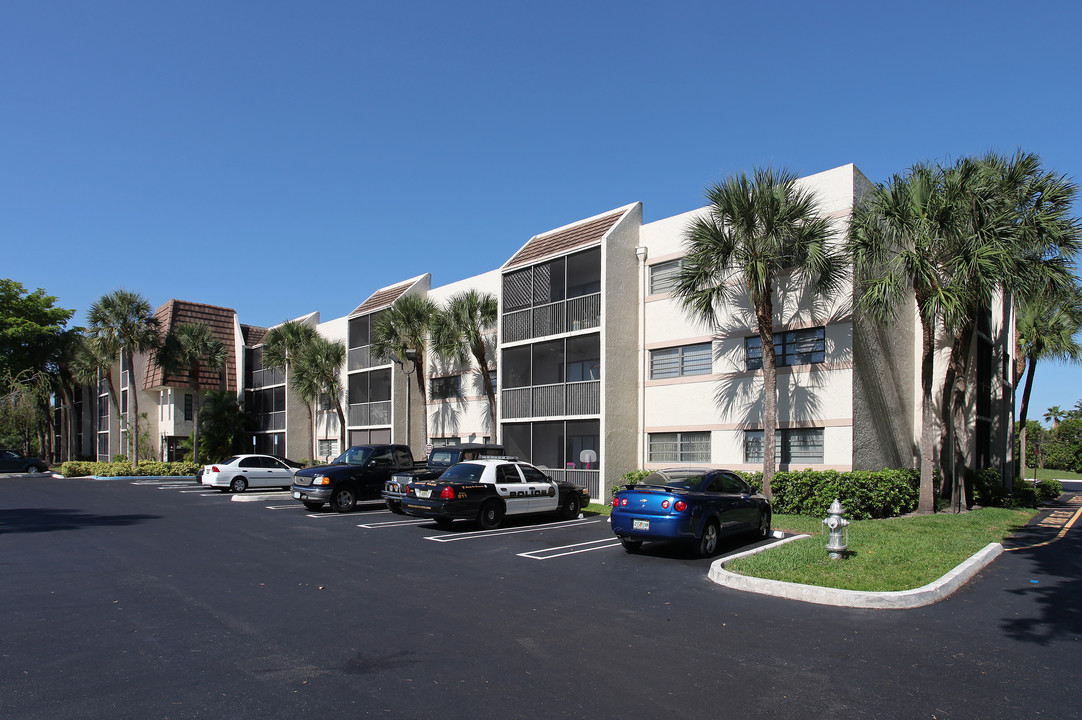 Palm Crest Luxury Rental Apartments in Coral Springs, FL - Building Photo