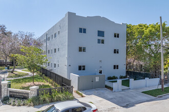 2012 SW 24th St in Miami, FL - Building Photo - Primary Photo