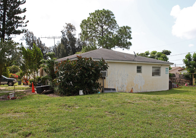 Elkwood Apartments in Lake Worth, FL - Building Photo - Building Photo