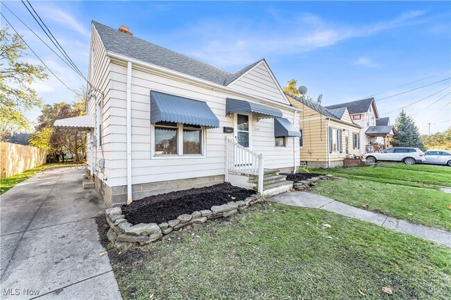 12605 Hirst Ave in Cleveland, OH - Foto de edificio - Building Photo