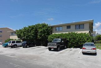 Town Court Apartments in Pompano Beach, FL - Building Photo - Building Photo