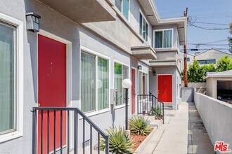 11749 Riverside Dr in Los Angeles, CA - Building Photo - Building Photo