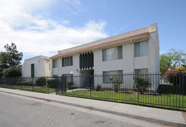 Woodlane Apartments in Bakersfield, CA - Foto de edificio - Building Photo