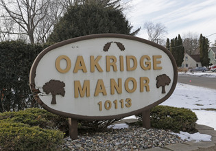 Oakridge Manor in Hopkins, MN - Building Photo - Building Photo